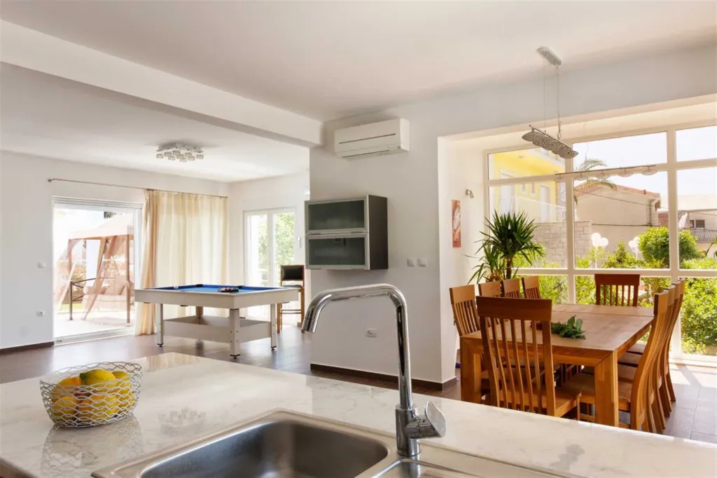 Podstrana Villa with 4 Bedrooms and Private Pool