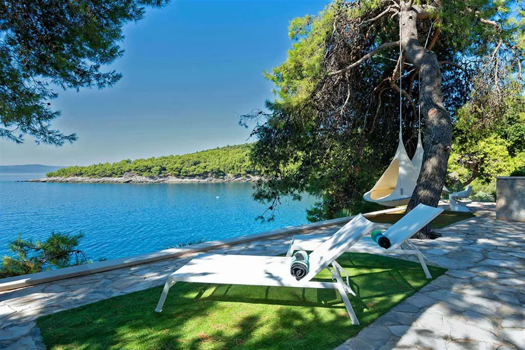 Air-Conditioned Villa in Sumartin for 13 Guests