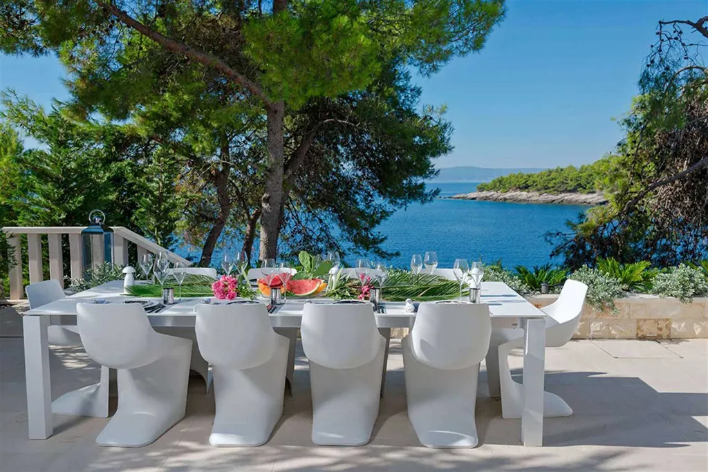 Air-Conditioned Villa in Sumartin for 13 Guests