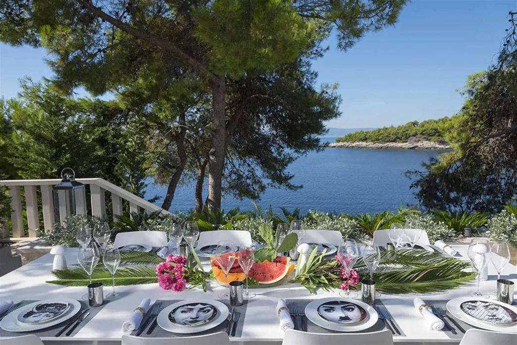 Air-Conditioned Villa in Sumartin for 13 Guests