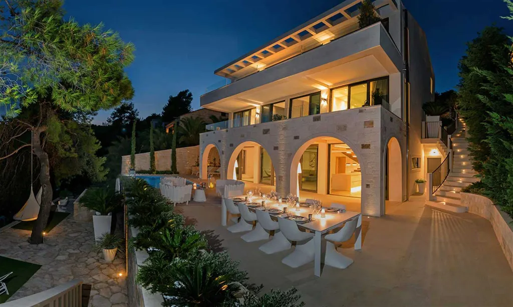 Air-Conditioned Villa in Sumartin for 13 Guests