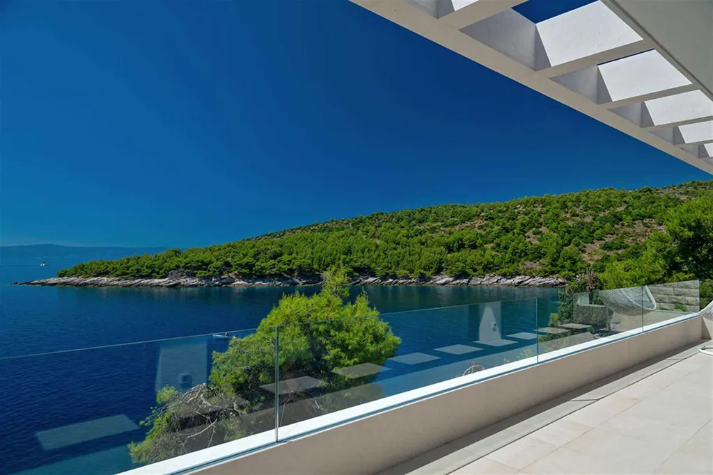 Air-Conditioned Villa in Sumartin for 13 Guests