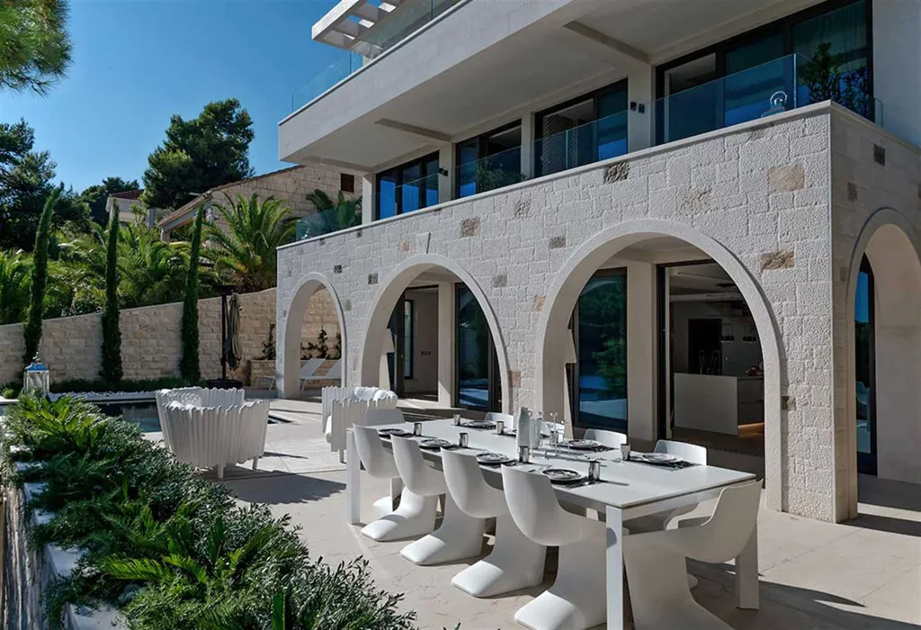Air-Conditioned Villa in Sumartin for 13 Guests