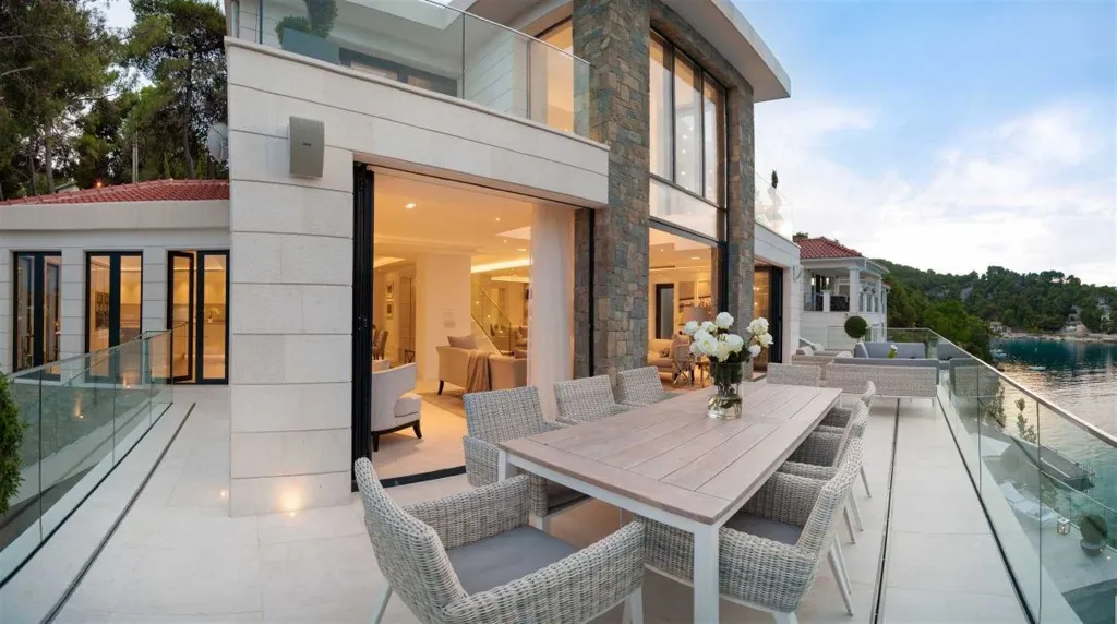 4-Bedroom Villa in Sumartin with Infinity Pool