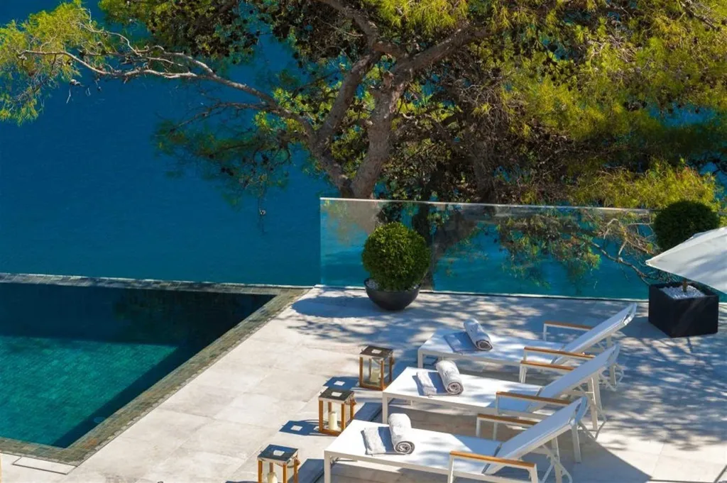 4-Bedroom Villa in Sumartin with Infinity Pool