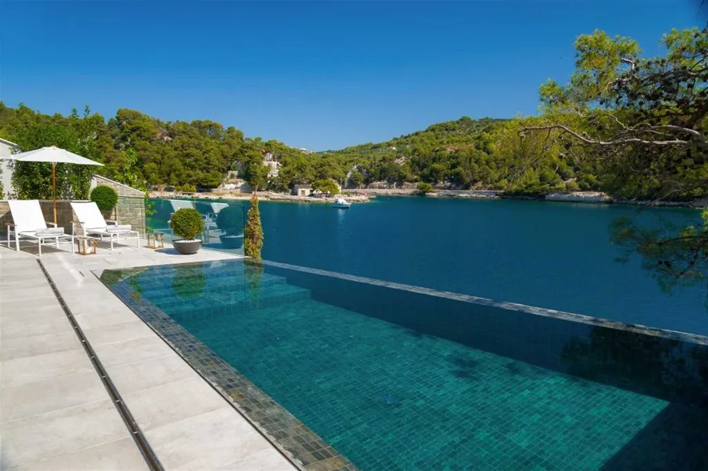 4-Bedroom Villa in Sumartin with Infinity Pool