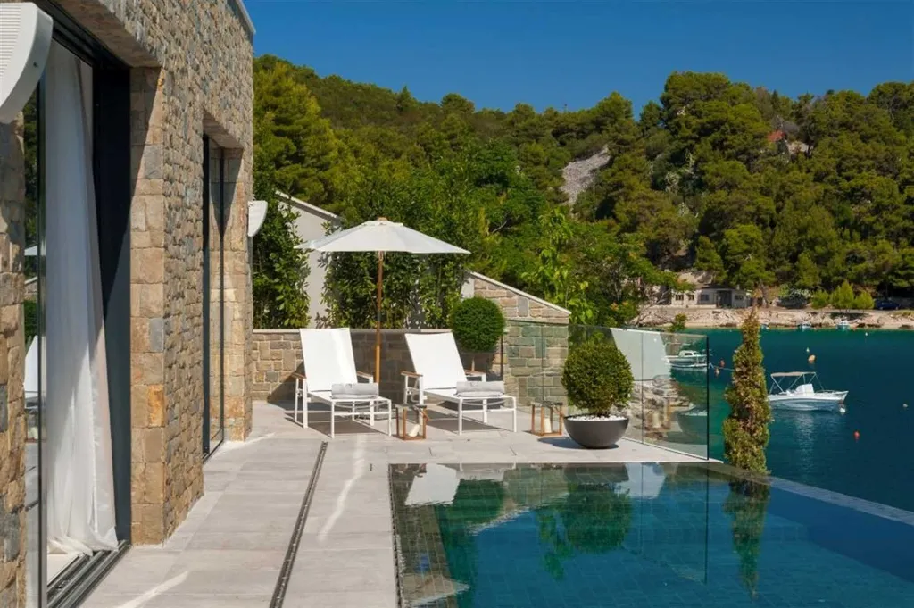 4-Bedroom Villa in Sumartin with Infinity Pool