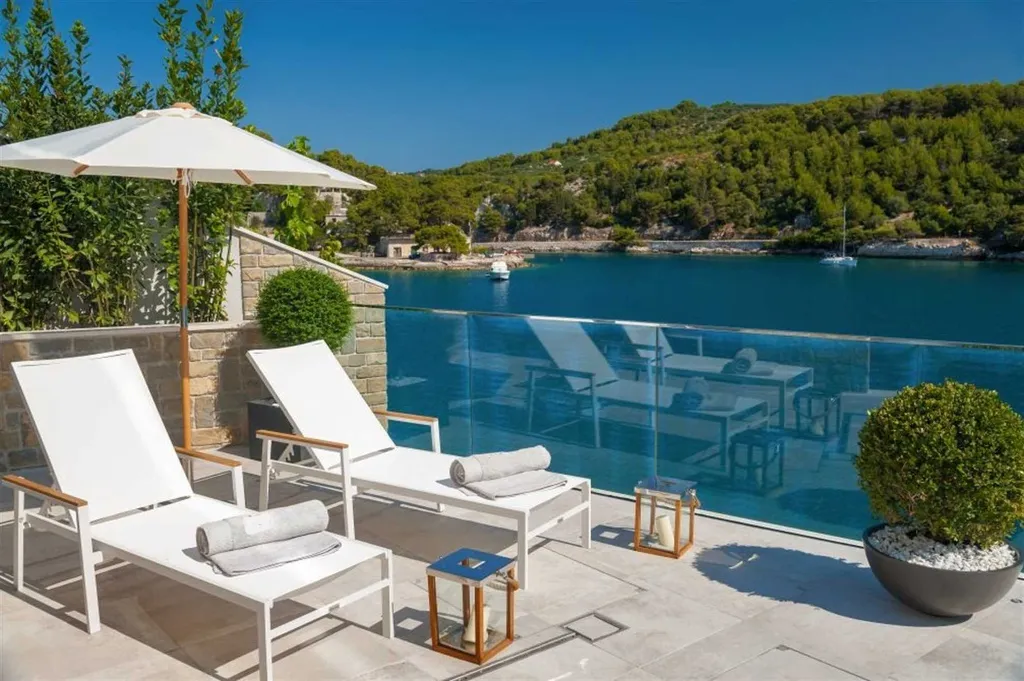4-Bedroom Villa in Sumartin with Infinity Pool