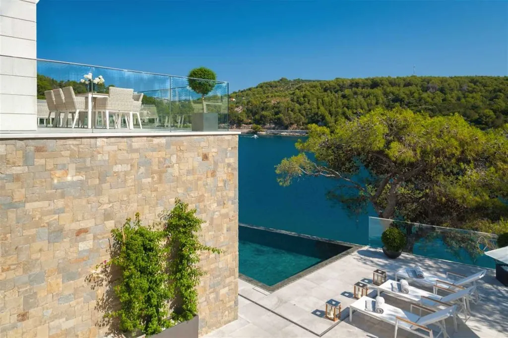 4-Bedroom Villa in Sumartin with Infinity Pool