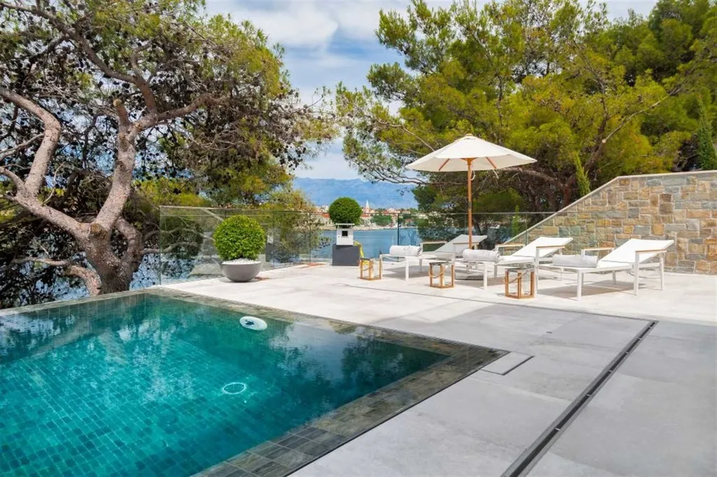 4-Bedroom Villa in Sumartin with Infinity Pool