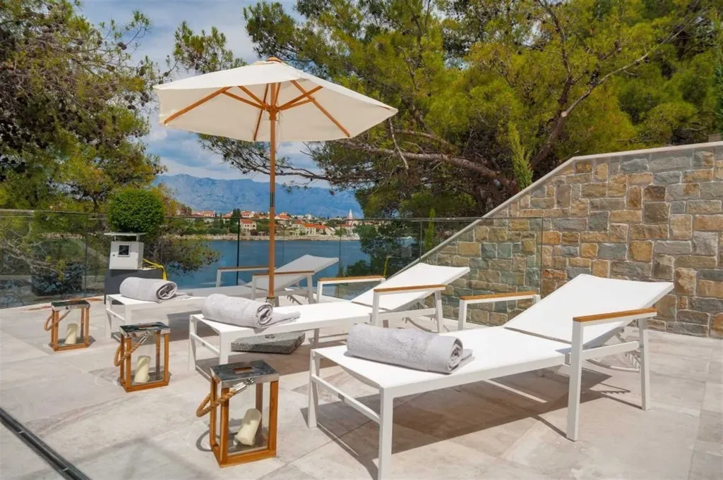 4-Bedroom Villa in Sumartin with Infinity Pool