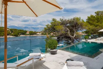 4-Bedroom Villa in Sumartin with Infinity Pool