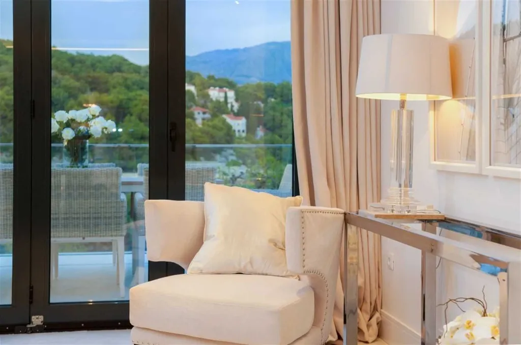 4-Bedroom Villa in Sumartin with Infinity Pool