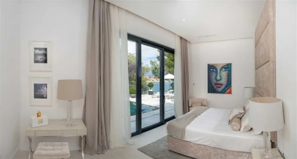 4-Bedroom Villa in Sumartin with Infinity Pool