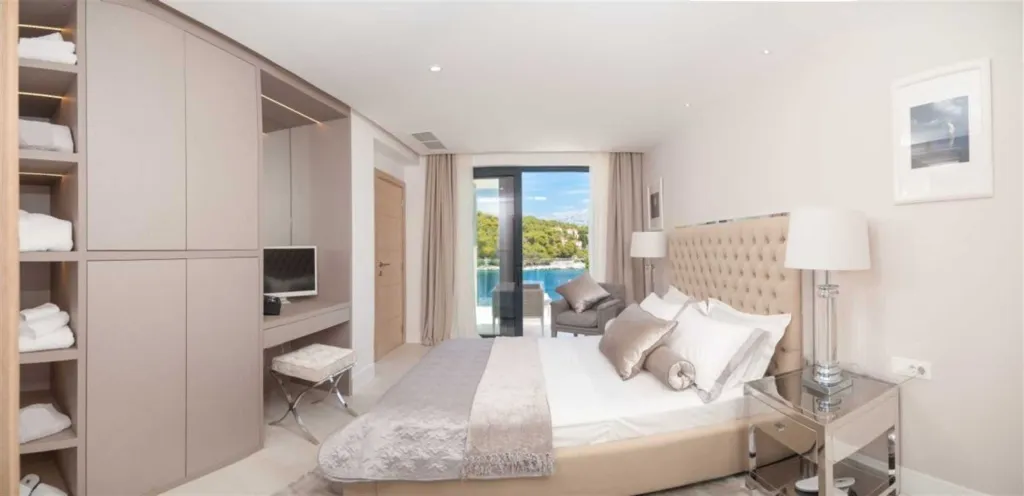 4-Bedroom Villa in Sumartin with Infinity Pool