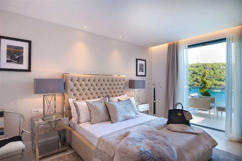 4-Bedroom Villa in Sumartin with Infinity Pool