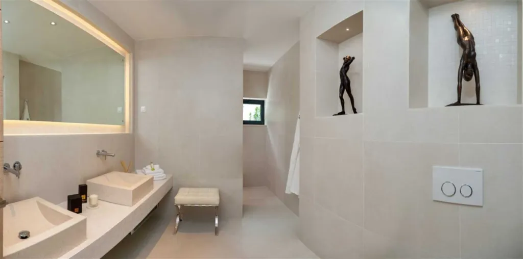 4-Bedroom Villa in Sumartin with Infinity Pool