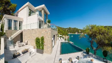 4-Bedroom Villa in Sumartin with Infinity Pool