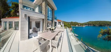 4-Bedroom Villa in Sumartin with Infinity Pool