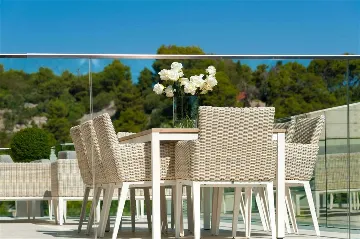 4-Bedroom Villa in Sumartin with Infinity Pool