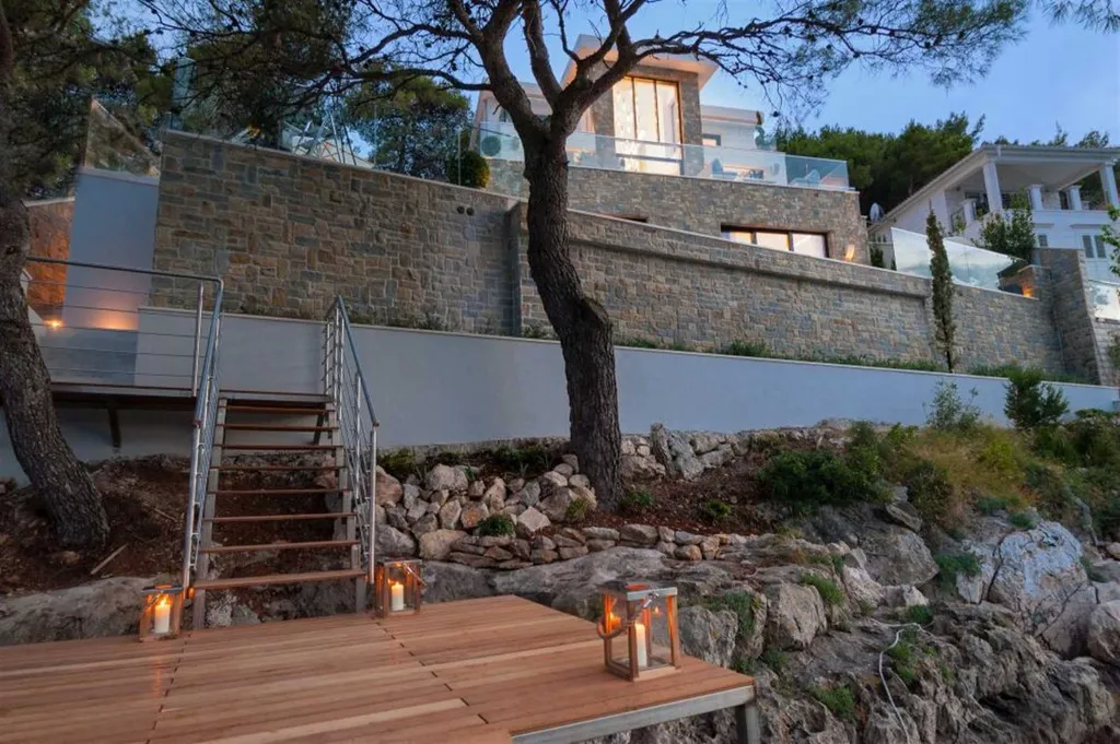 4-Bedroom Villa in Sumartin with Infinity Pool
