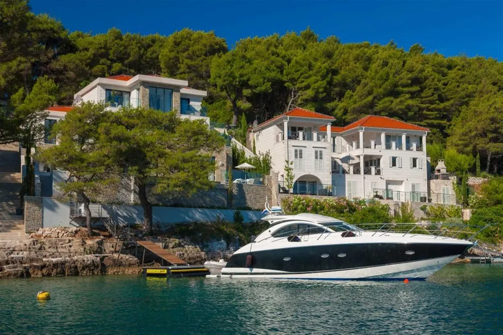 4-Bedroom Villa in Sumartin with Infinity Pool