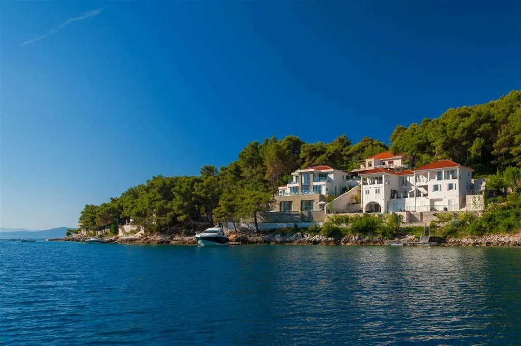 4-Bedroom Villa in Sumartin with Infinity Pool