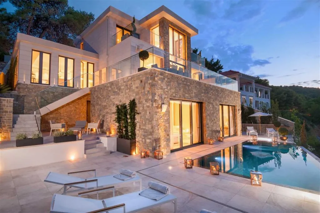 4-Bedroom Villa in Sumartin with Infinity Pool
