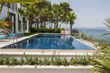 Villa with Infinity Pool and Sea View in Sutivan