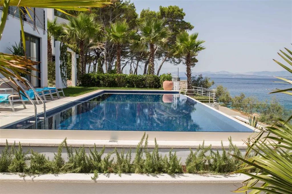 Villa with Infinity Pool and Sea View in Sutivan