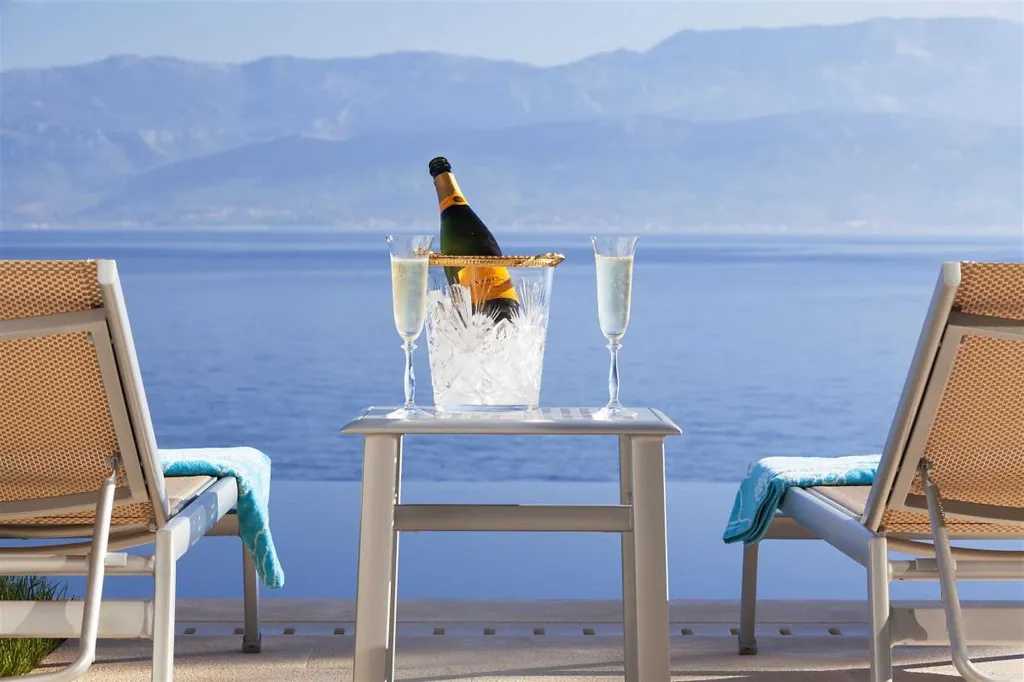 Villa with Infinity Pool and Sea View in Sutivan