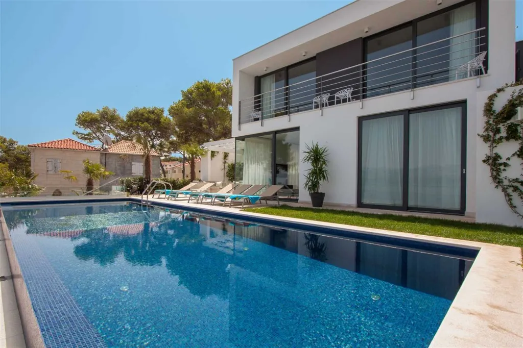 Villa with Infinity Pool and Sea View in Sutivan