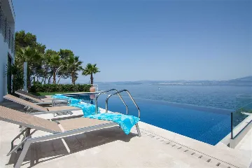 Villa with Infinity Pool and Sea View in Sutivan
