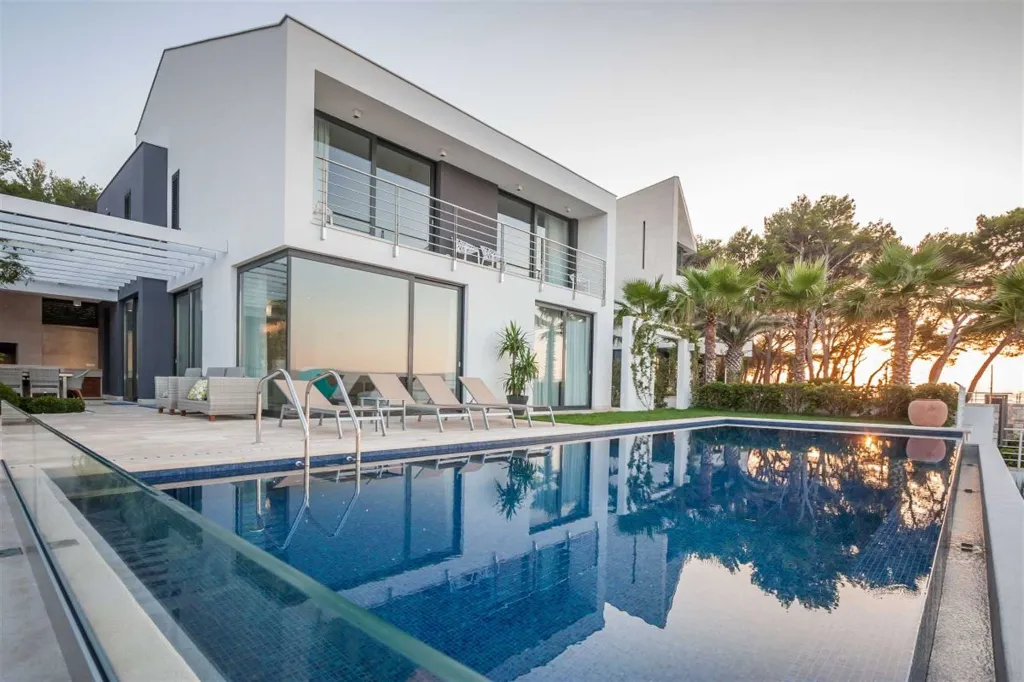 Villa with Infinity Pool and Sea View in Sutivan