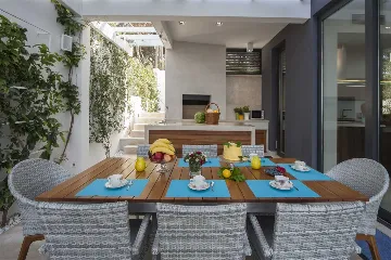 Villa with Infinity Pool and Sea View in Sutivan