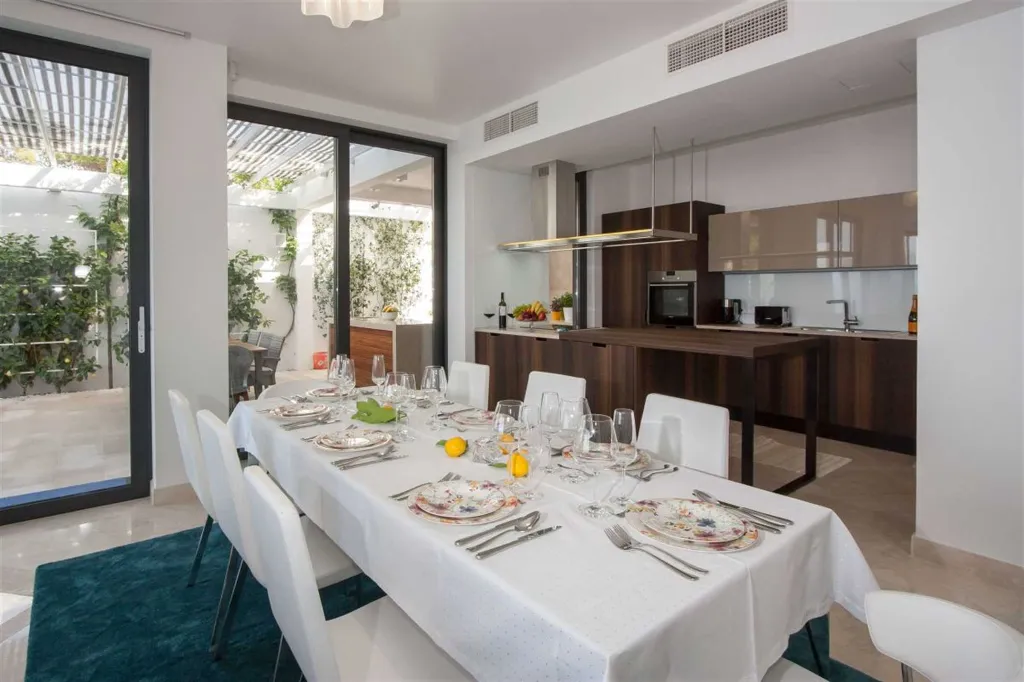 Villa with Infinity Pool and Sea View in Sutivan