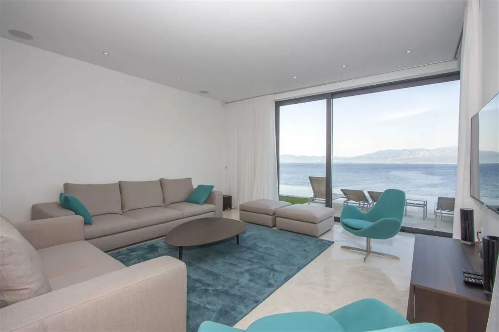 Villa with Infinity Pool and Sea View in Sutivan