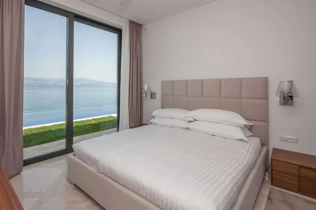 Villa with Infinity Pool and Sea View in Sutivan