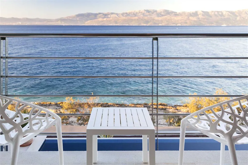 Villa with Infinity Pool and Sea View in Sutivan