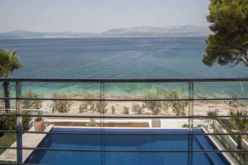Villa with Infinity Pool and Sea View in Sutivan