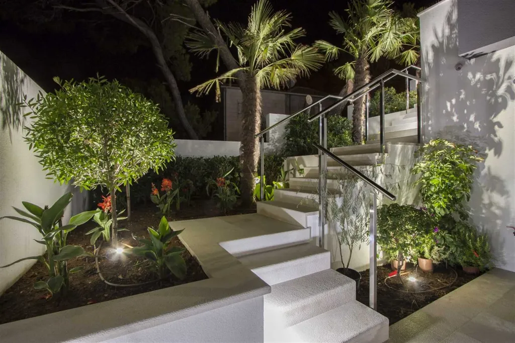 Villa with Infinity Pool and Sea View in Sutivan