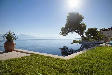 Villa with Infinity Pool and Sea View in Sutivan