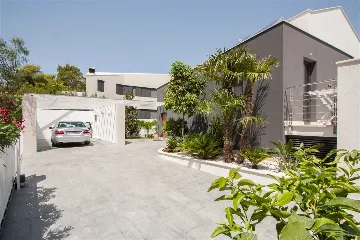 Villa with Infinity Pool and Sea View in Sutivan