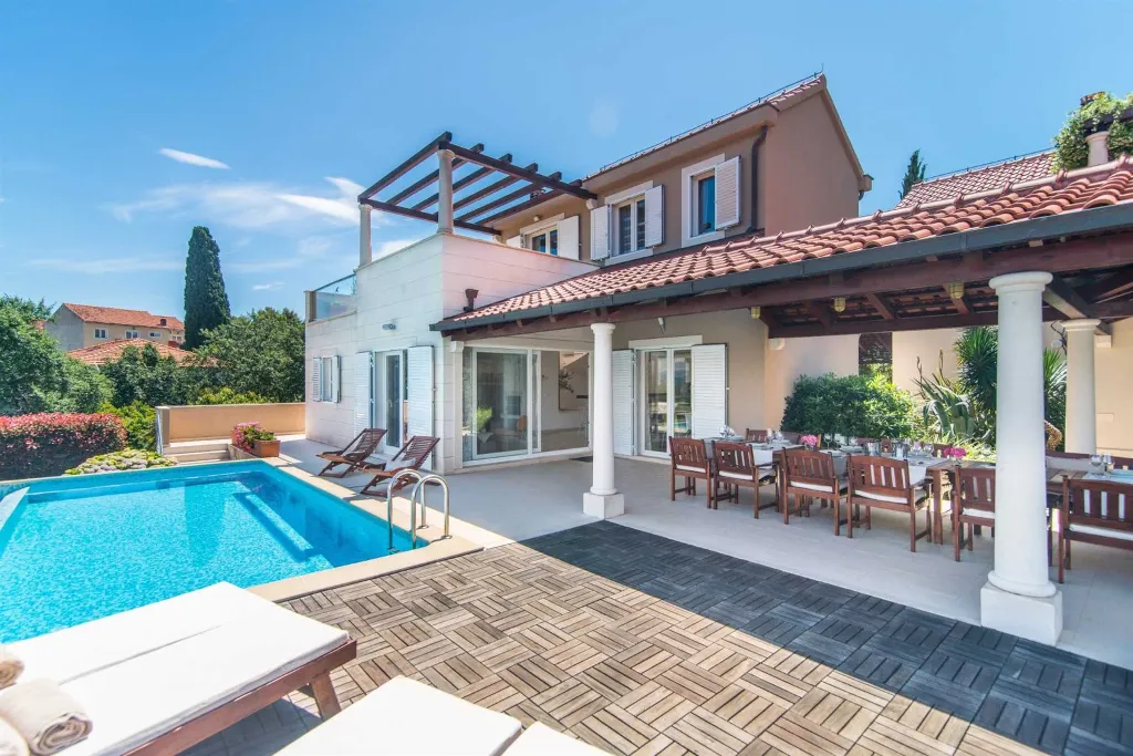 Villa with Heated Infinity Pool in Supetar
