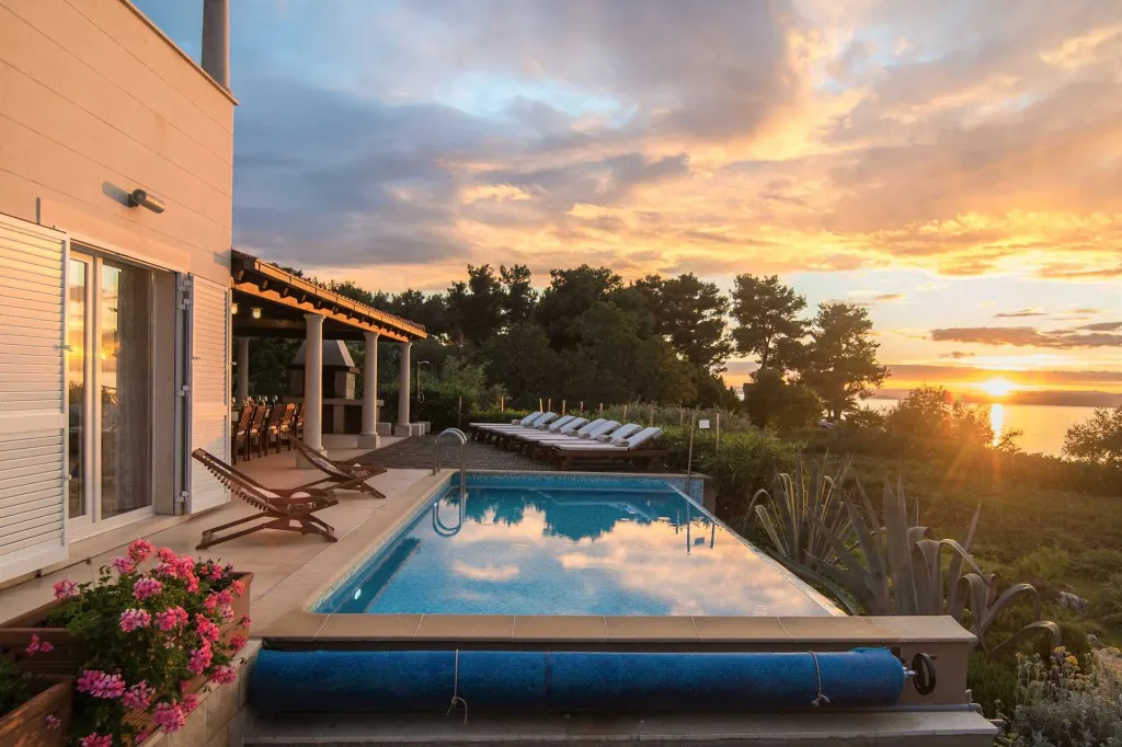 Villa with Heated Infinity Pool in Supetar