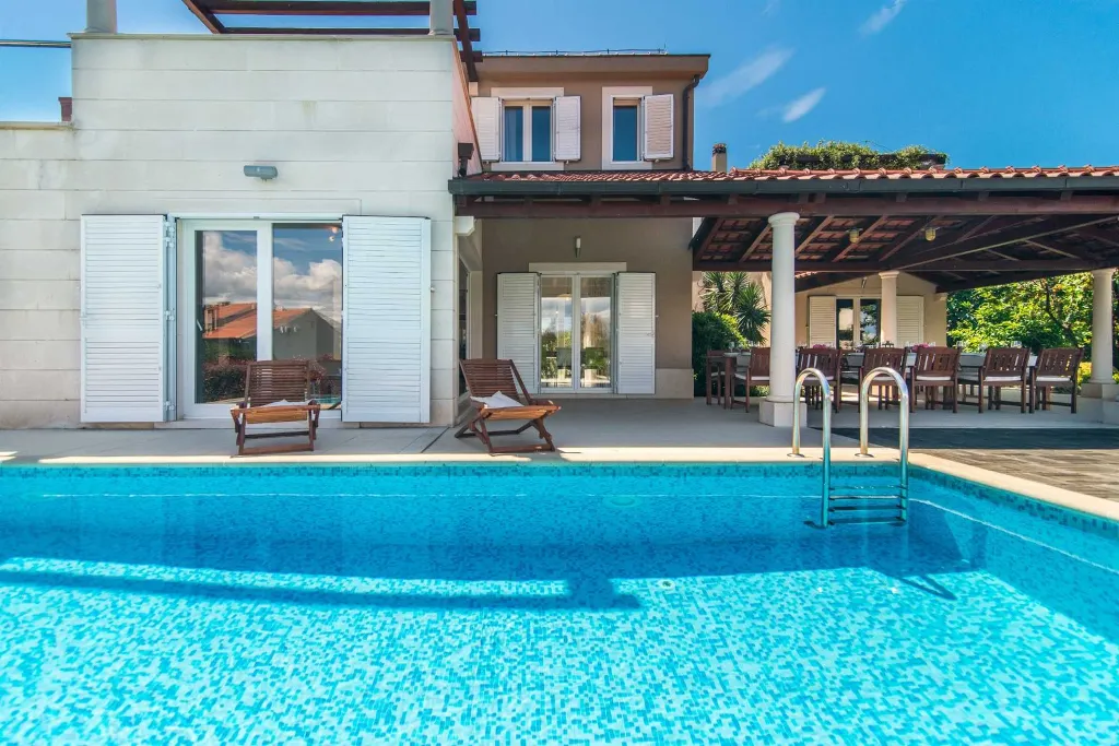 Villa with Heated Infinity Pool in Supetar