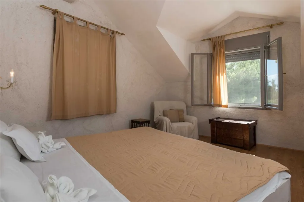 Villa in Bol with Pool, 5 m to the Sea