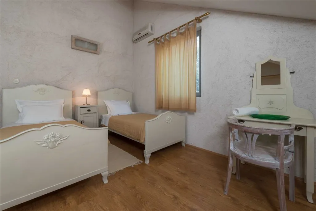 Villa in Bol with Pool, 5 m to the Sea