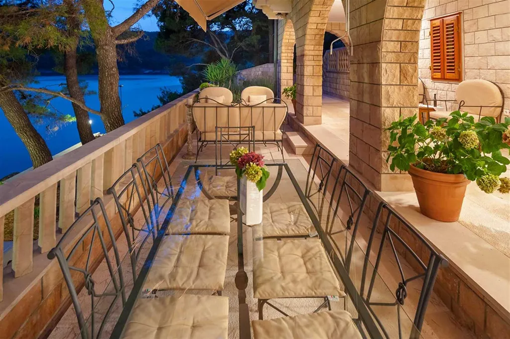 Villa in Sumartin with Heated Infinity Pool
