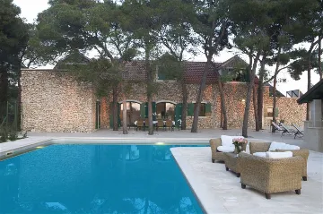 4-Bedroom Villa for 8-9 Guests in Sutivan